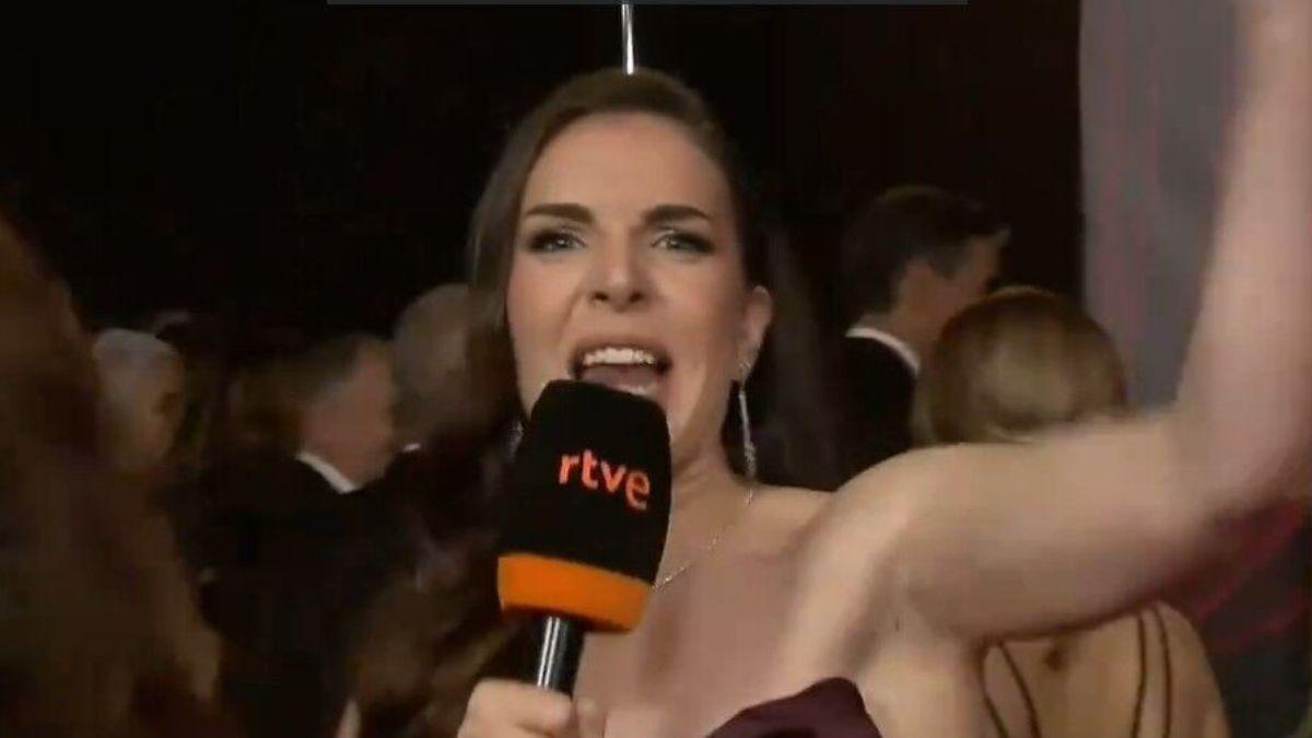 Inés Hernand durante el directo en la gala de los Premios Goya