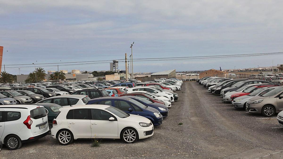 Una mercantil de alquiler de aparcamientos de las que rodean y dan servicio a pasajeros del aeropuerto de Alicante-Elche. | ANTONIO AMORÓS