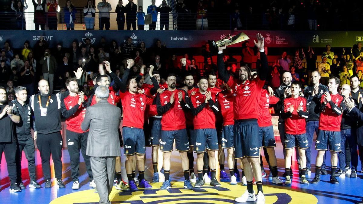 El capitán de los Hispanos, Gedeón Guardiola, sostiene el trofeo de campeón del torneo de preparación disputado en Benidorm este pasado fin de semana.