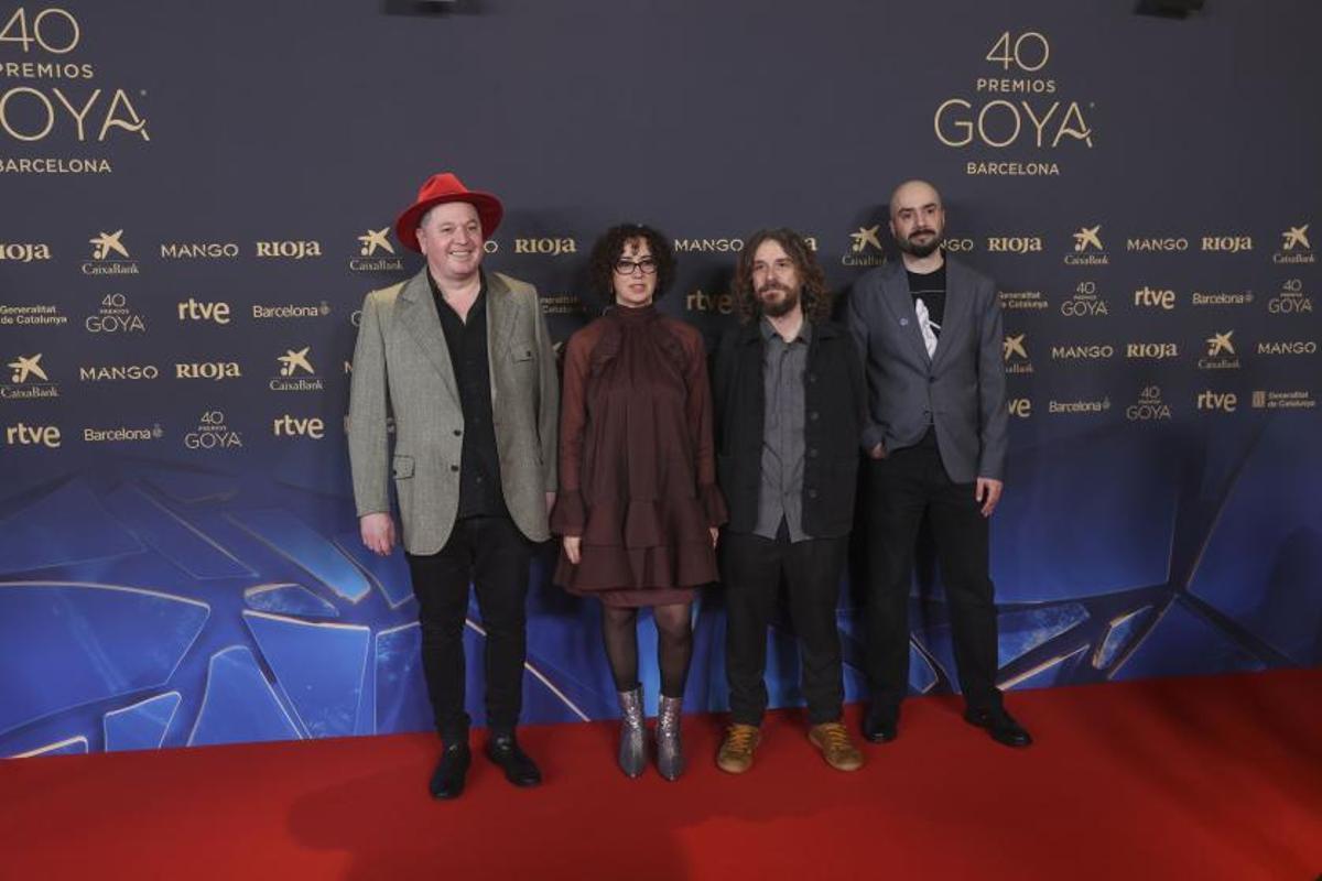 Alex Salu, con sus compañeros y la productora Mónica Gallego