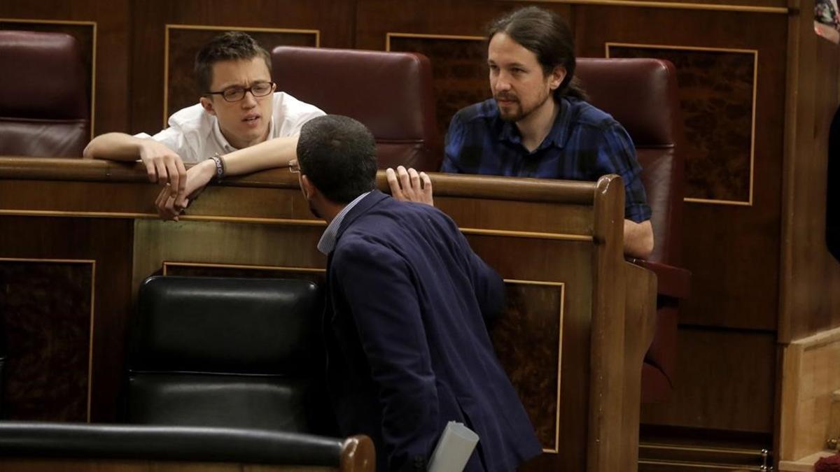 Íñigo Errejón conversa con Sergio Pascual y Pablo Iglesias en el hemiciclo.