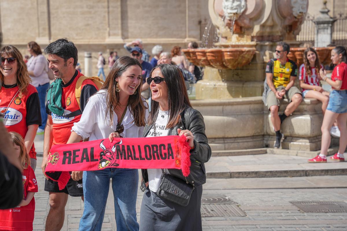 Aficionados del Real Club Mallorca y aficionados del Athletic Club de Bilbao en el entorno de la Catedral este viernes. 