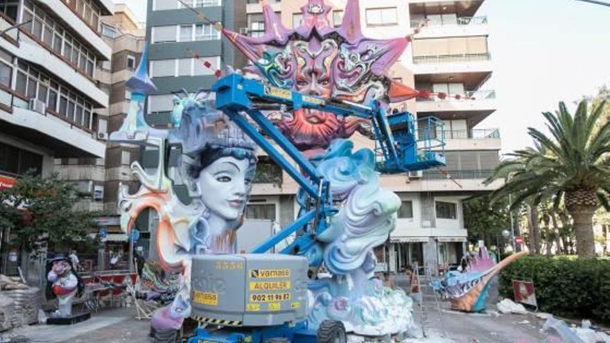 El monumento del distrito en las Hogueras 2017, obra del artista Domingo Blesa, en plena plantà.