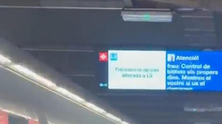 Humareda en la estación de metro Entença