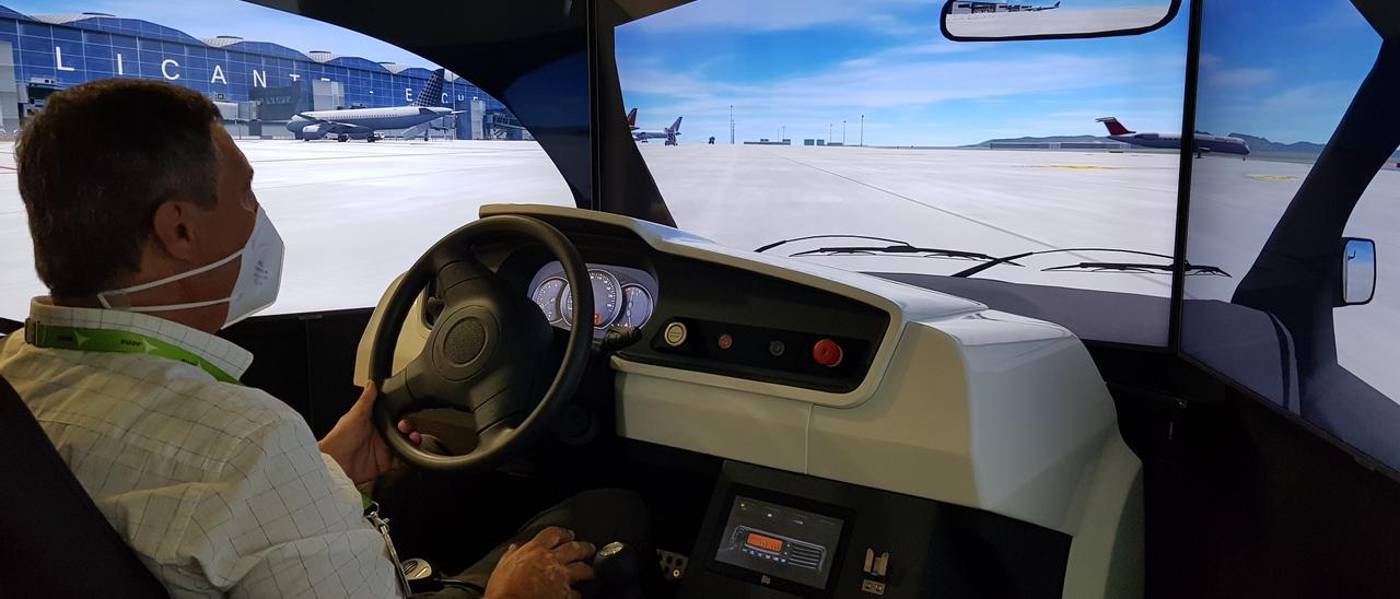 Un conductor maneja el vehículo en la plataforma de aviones del aeropuerto