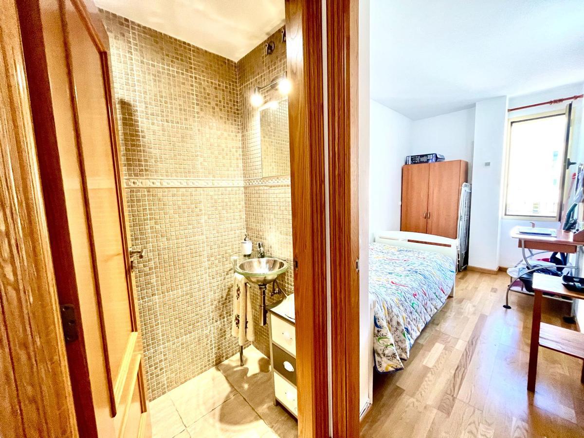 Dormitorio y uno de los baños de la vivienda en venta en Campos