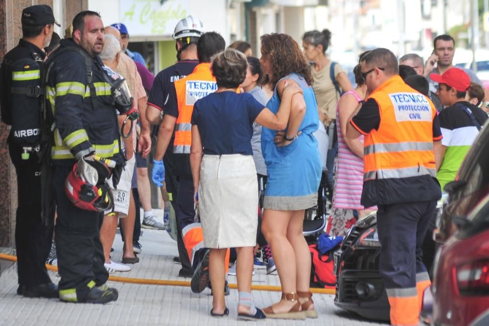 Cinco intoxicados por humo a causa de un incendio en una vivienda de Vilagarcía. El fuego comenzó en la cocina de la séptima planta de un edificio en Rosalía de Castro