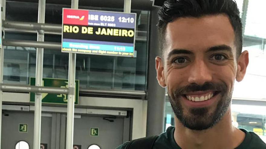 Pablo Marí antes de embarcar en Barajas.