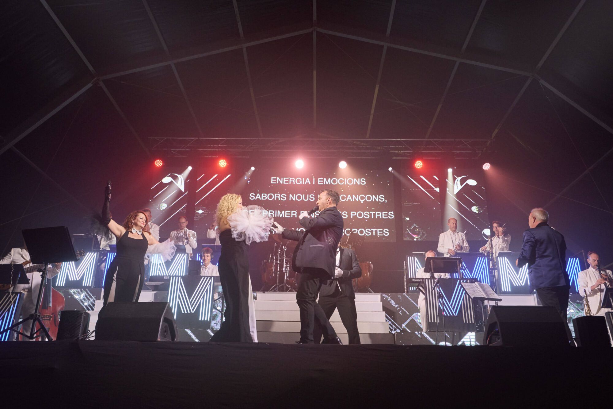 Ball amb  l'orquestra Malavella a l'embalat de la plaça Miquel de Palol