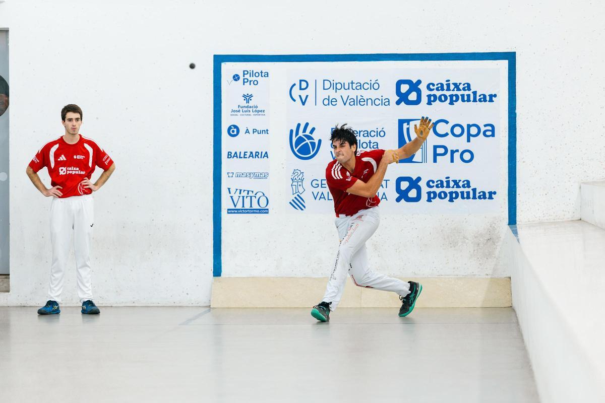 Alejandro fa el dau al trinquet de Pelayo.