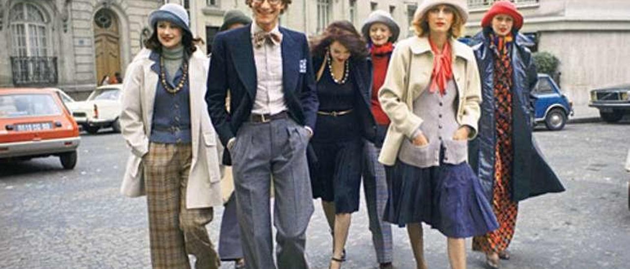 Yves Saint Laurent, con varias modelos, en los años setenta del siglo XX. /