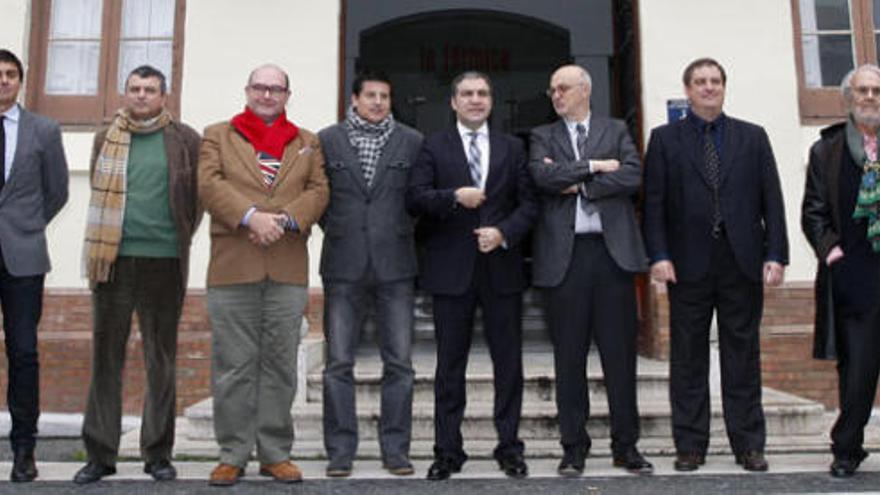 Elías Bendodo y Salomón Castiel, en el centro, posaron ayer con Manuel Gutiérrez Aragón, Álvaro Matías, Ernesto Caballero, Álvaro Guibert, Antonio Garrido y Francisco Oblaré, en la puerta del hasta ahora conocido como Centro Cívico.