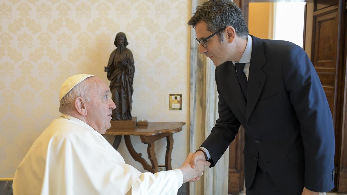 El papa Francisco recibe al ministro de Presidencia y Justicia, Félix Bolaños, antes de mantener una audiencia privada en el Vaticano en junio de 2022.