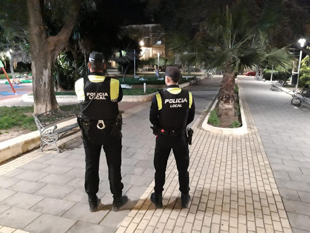 Dos agentes de la Policía Local de Elda en el parque de Las 300.