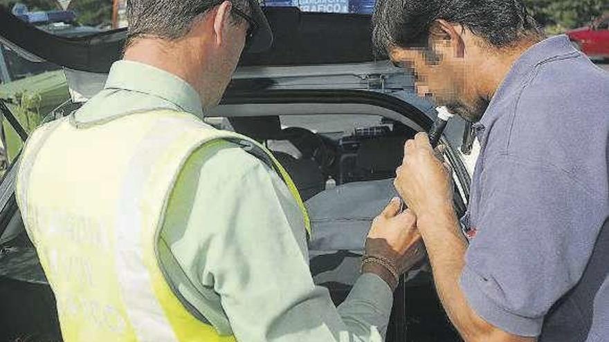 Guardia Civil de Tráfico en un control de alcoholemia. // Rafa Vázquez