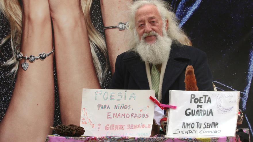 Luis Aranzana, el poeta de guardia, el pasado miércoles en la calle Larios.