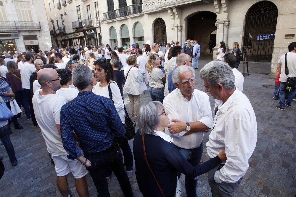 Concentració per reclamar diàleg i convivència a la Plaça del Vi de Girona