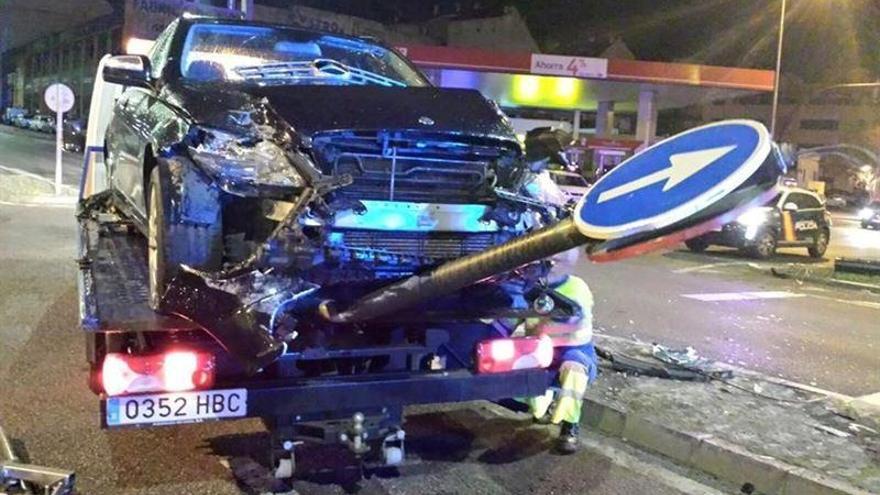 Choca contra una farola en Badajoz y abandona el coche en medio de la calzada