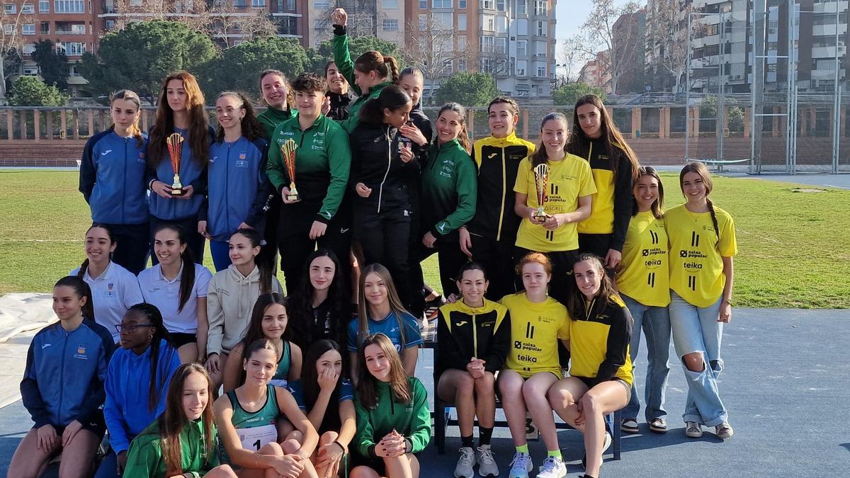 Las chicas del club &quot;groguet&quot;, a la derecha, en el podio autonómico