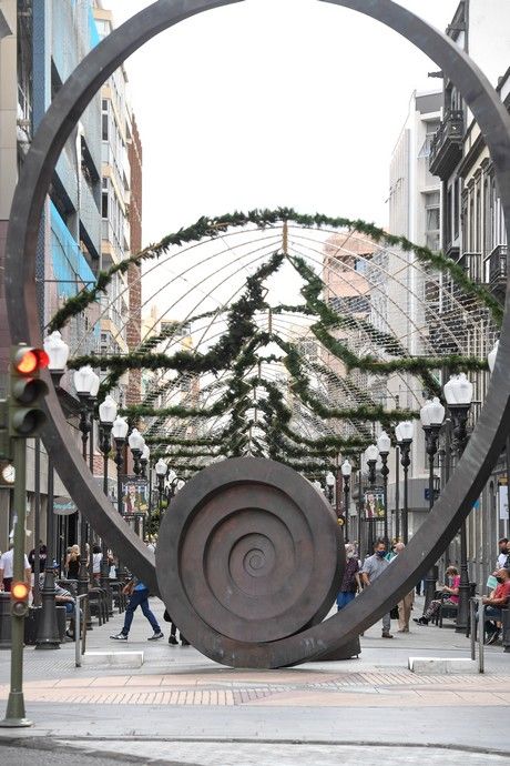 Colocado de alumbrado navideño en Triana