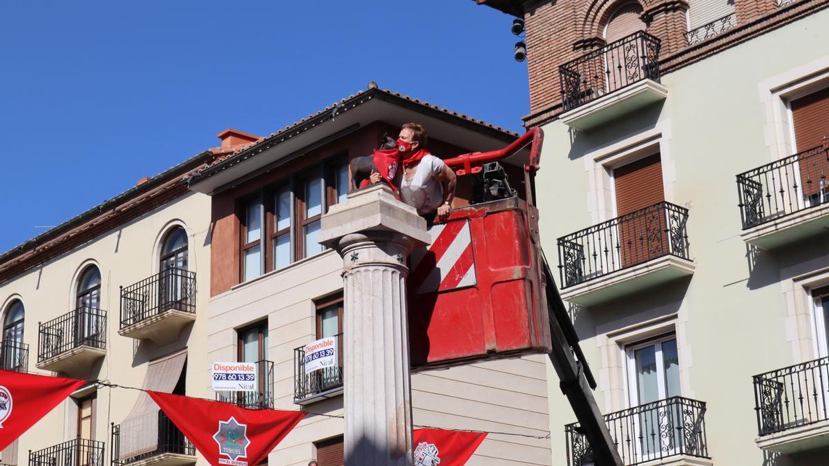 Carmen Navarro besa la figura del Torico tras colocar el pañuelo.