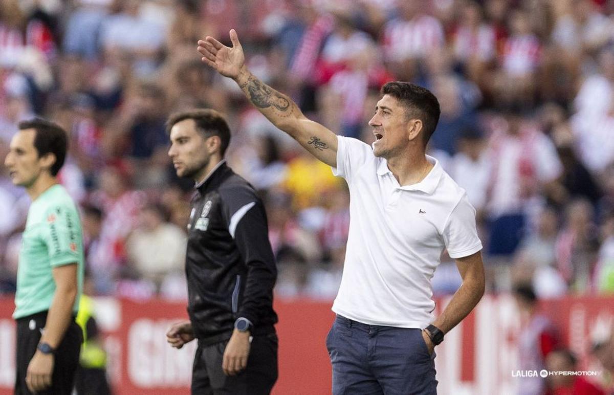 Pablo Hernández, en el área técnica de Montilivi, dando indicaciones a alguno de sus jugadores