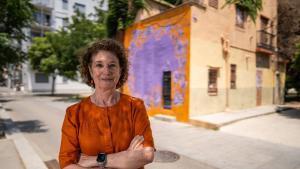 Barcelona. Teresa Núñez de Arenas, miembro de la Associació de Veïns i Veïnes del Poblenou, posa junto a la Casa Assumpta, conocida popularmente como la caseta taronja, durante un reportaje sobre el futuro del edificio y su valor patrimonial para el barrio. 30 de junio de 2026. Sociedad. AUTOR: ZOWY VOETEN