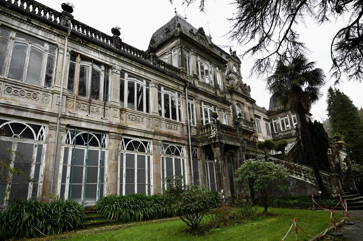 Imagen de la fachada del Pazo de Lourizán, hoy apuntalado.