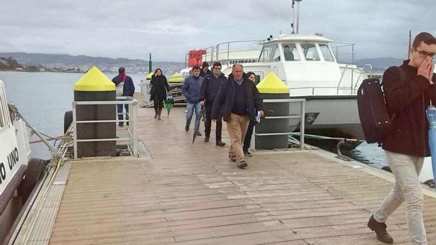 Uno de los barcos del transporte de ría deja a los pasajeros en el muelle de Cangas. // Santos A.