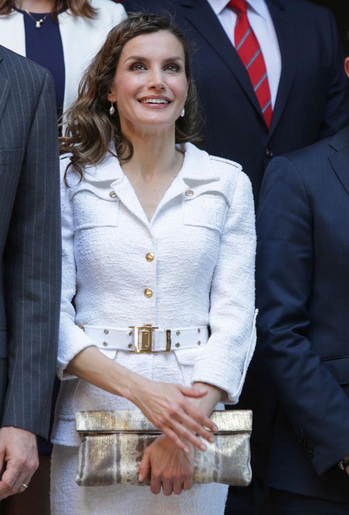 Letizia Ortiz con traje de Felipe Varela y bolso de Adolfo Domínguez en Tenerife