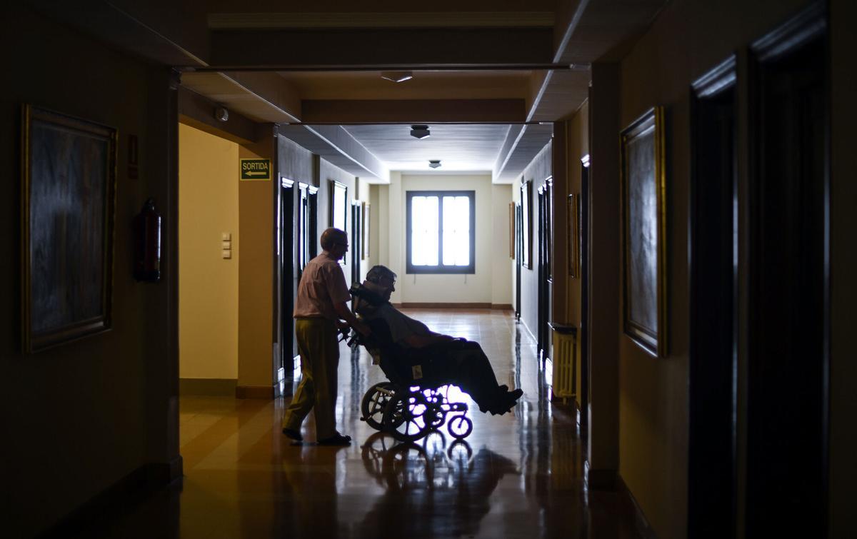 El Mossen Jacint Vila, paciente afectado por ELA se dirige a su habitación en la iglesia santuario Sant Antoni de Padua, donde reside.