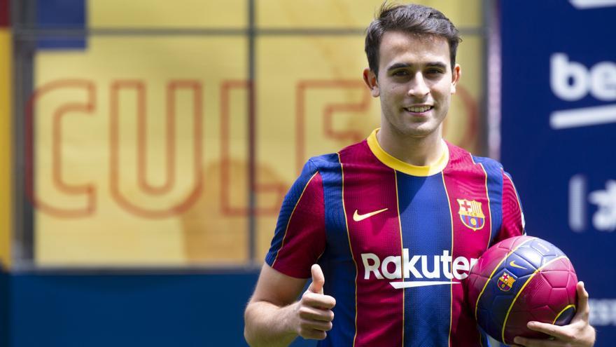 Eric Garcia pisa como azulgrana el césped del Camp Nou