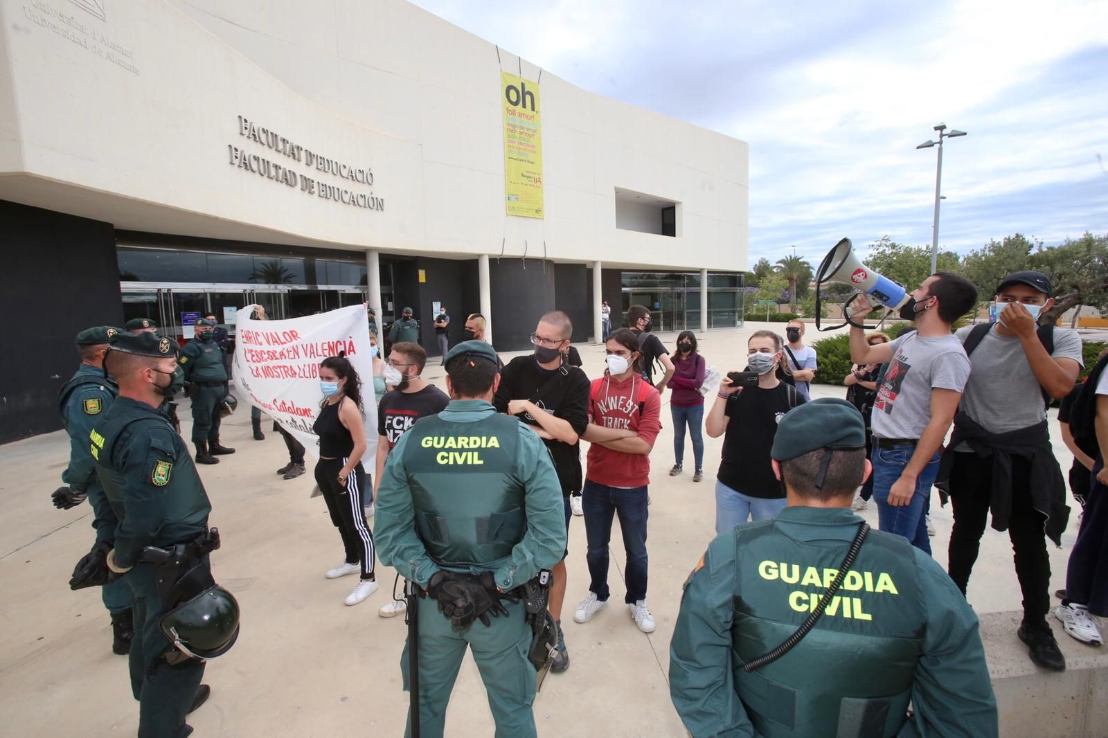 El conflicto por la lengua llega a las manos en la UA