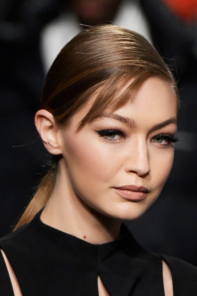La modelo Gigi Hadid lució una coleta ultrapulida en el desfile de Versace