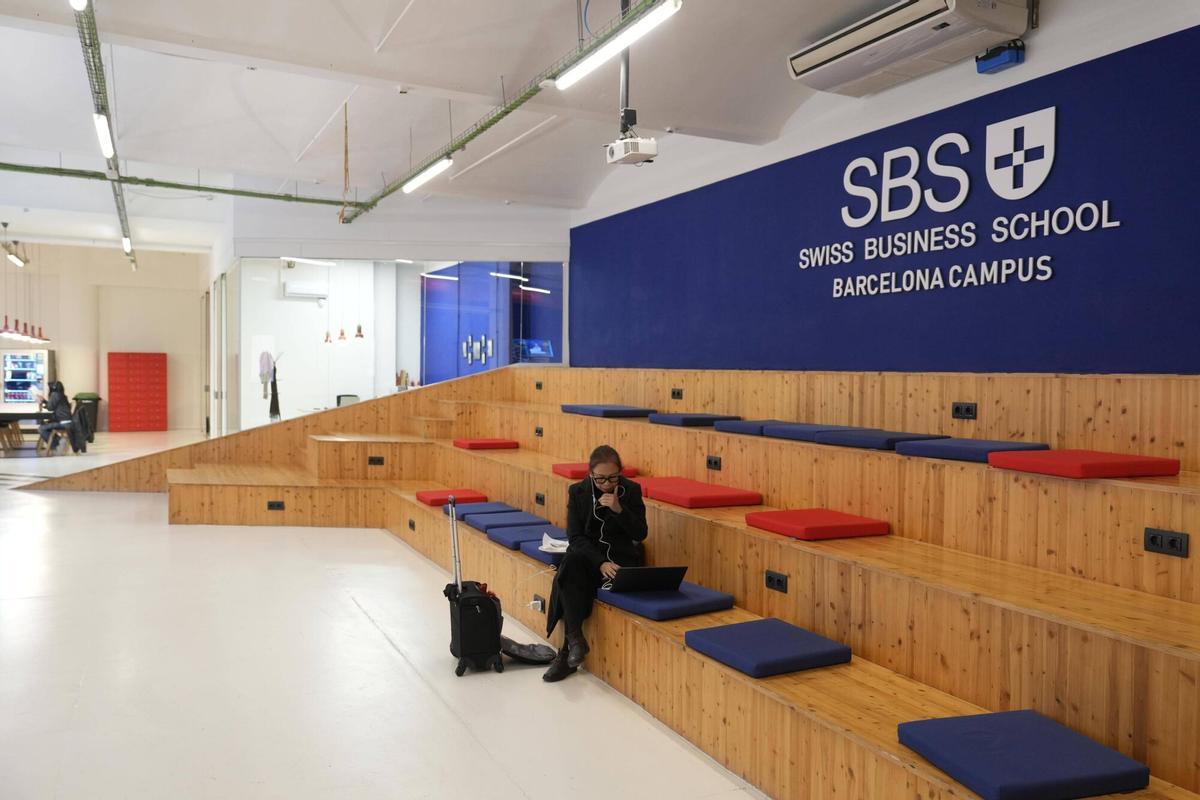 Ágora y acceso al campus barcelonés de la Swiss Business School (SBS), en la calle Pamplona del Poblenou