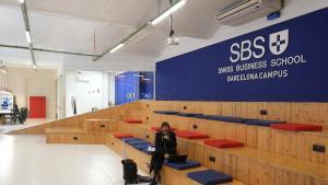 Ágora y acceso al campus barcelonés de la Swiss Business School (SBS), en la calle Pamplona del Poblenou