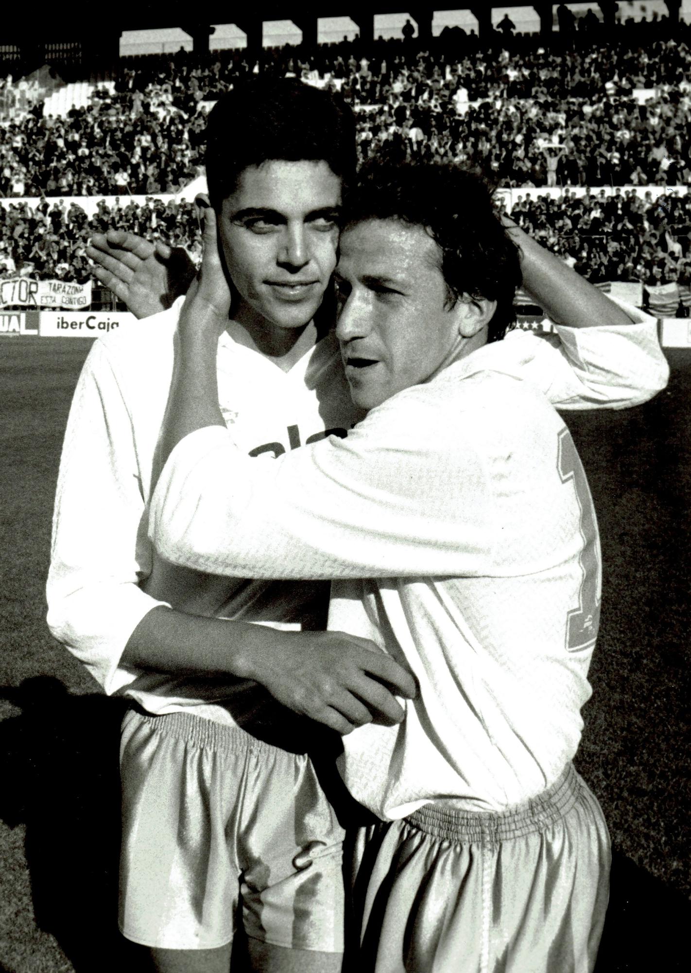 Víctor Muñoz se abraza con Jesús García Sanjuán en un partido en La Romareda.