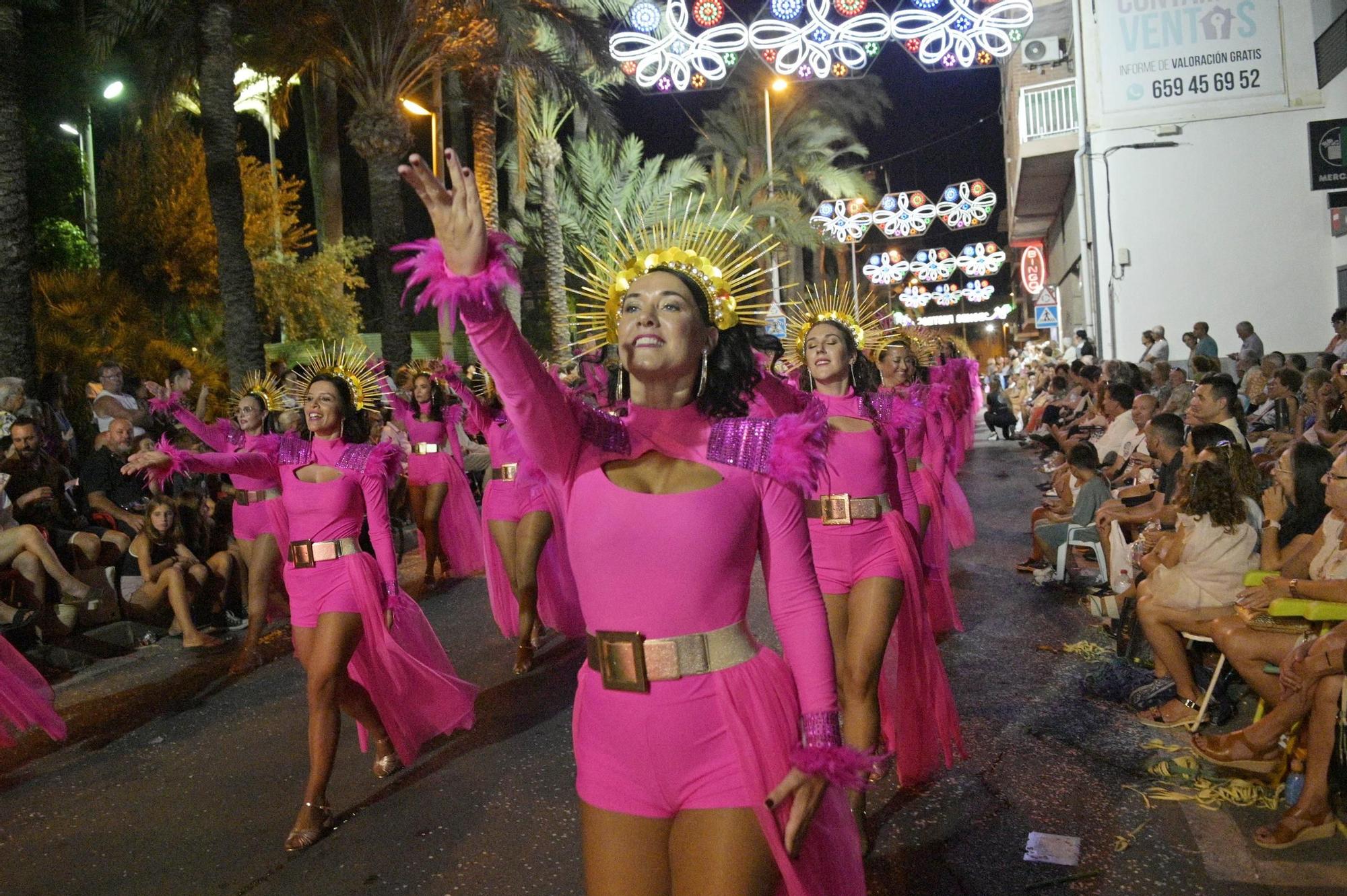 Derroche de musica y color en Santa Pola