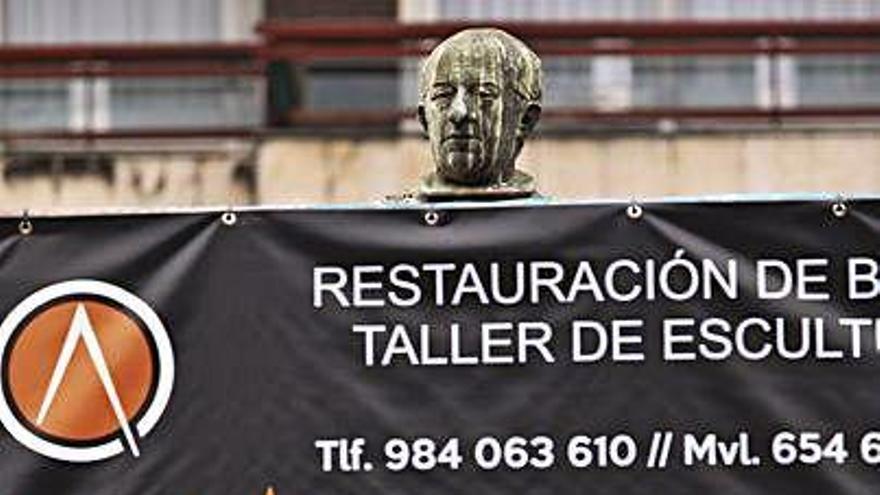 El &quot;Monumento a Jovellanos&quot;, ayer, en obras.