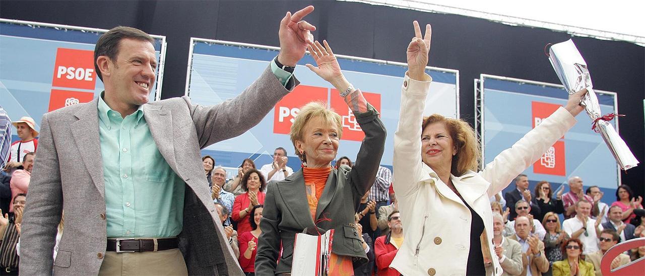 Joan Ignasi Pla, María Teresa Fernández de la Vega y Carmen Alborch en la Fiesta de la Rosa del PSPV del 23 de abril de 2007.