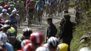 segea33487473 the pack rides on the cobblestones past supporters160410180912