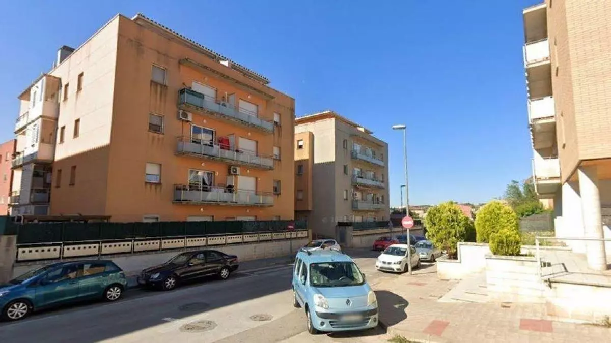 Llancen líquid inflamable i provoquen un incendi a l'entrada d'un edifici de Figueres