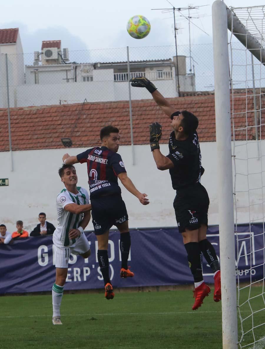 El Córdoba CF salva un punto ante el Yeclano