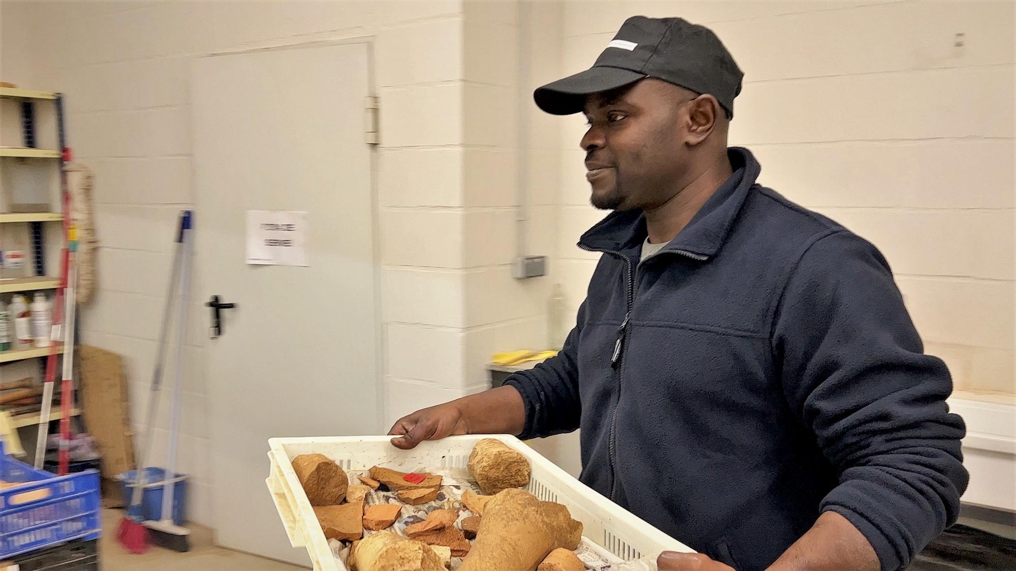 Ibrahima Amada ordena restos arqueológicos en el laboratorio del Museu de Badalona.