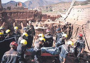Els equips de rescat redoblen els esforços per trobar supervivents del terratrèmol del Marroc