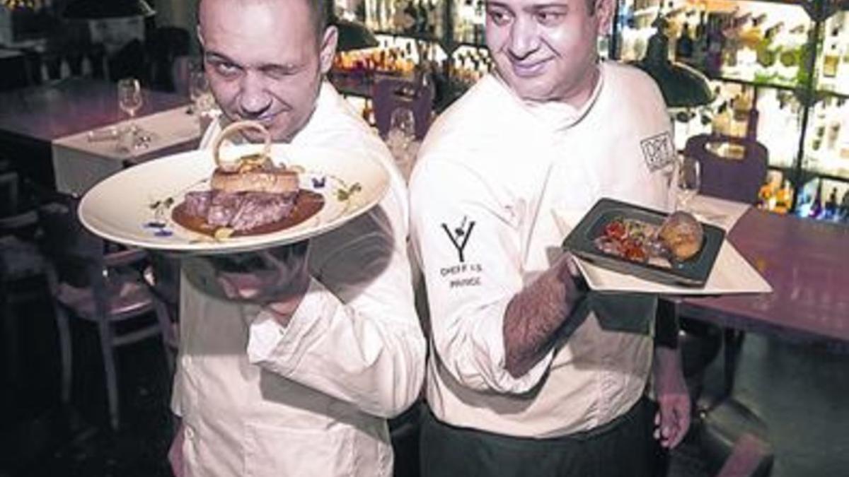 Hugo Rodríguez y el chef Prince Iqbaeli, en el Speakeasy (Aribau, 162).
