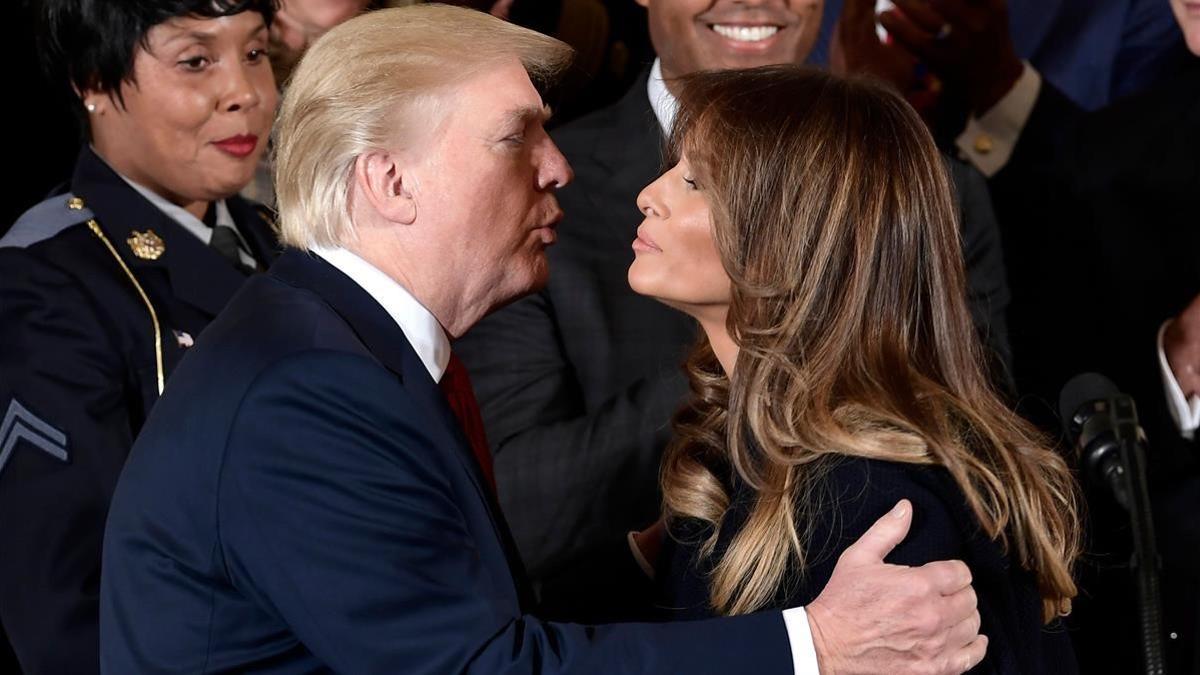 zentauroepp40694839 us president donald trump embraces first lady melania trump 171026214841