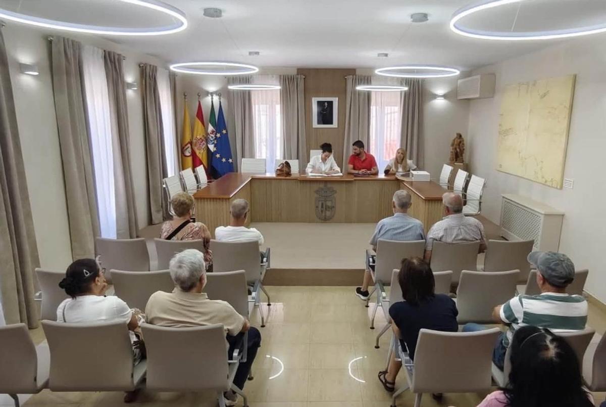 El Ayuntamiento de Aldeacentenera invierte 50.688 euros en recuperar 13 parcelas industriales