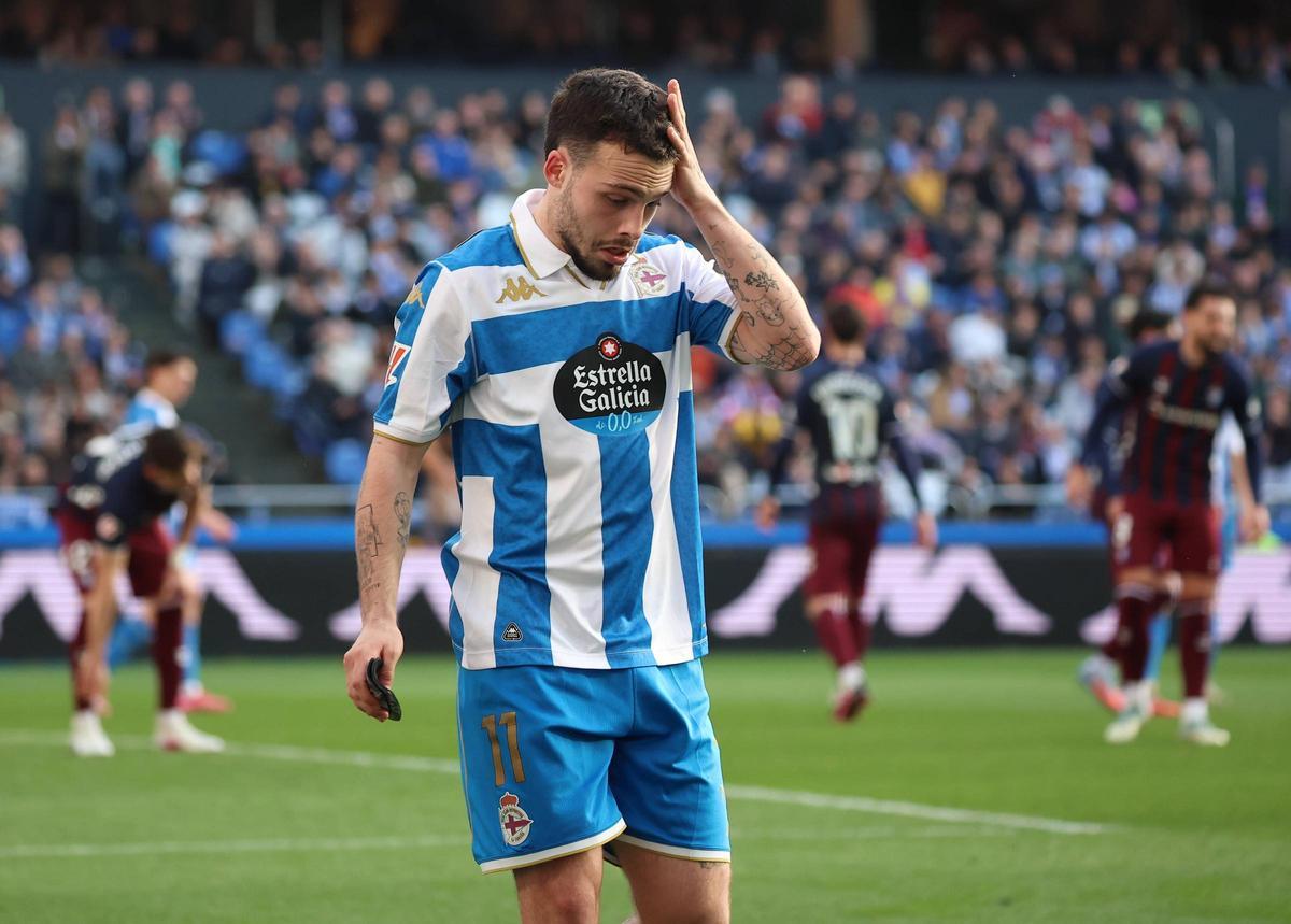 David Mella, durante el partido contra el Eibar en Riazor esta temporada.