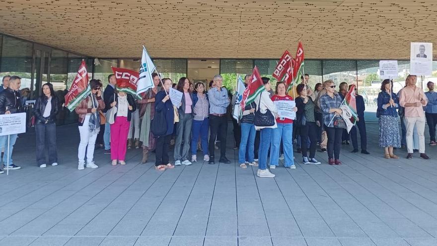 Profesionales de la Justicia, concentrados este martes ante la puerta de la Ciudad de la Justicia.